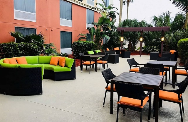 You found it! Close to it All! Onsite Pool, Near Universal Studios