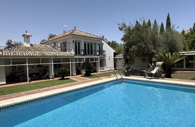 Your family pool 15 minutes from the center of Seville