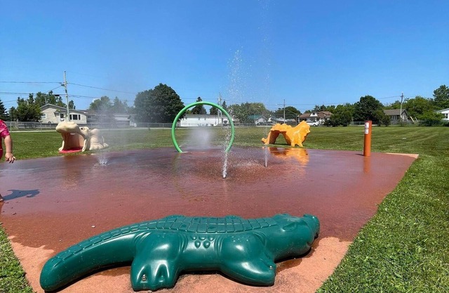 Your Family Beach Home/Sleeps 7 * 5 Minute Walk to Parlee Beach and The Wharf!