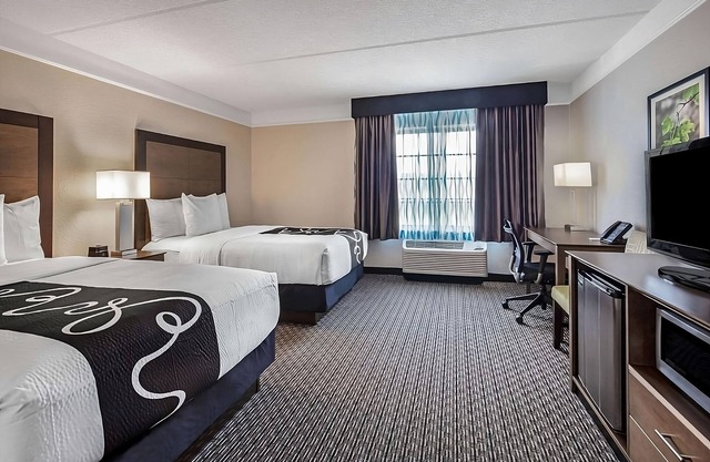 Your Home Away From Home! 2 Comfortable Units, Free Breakfast, Pools