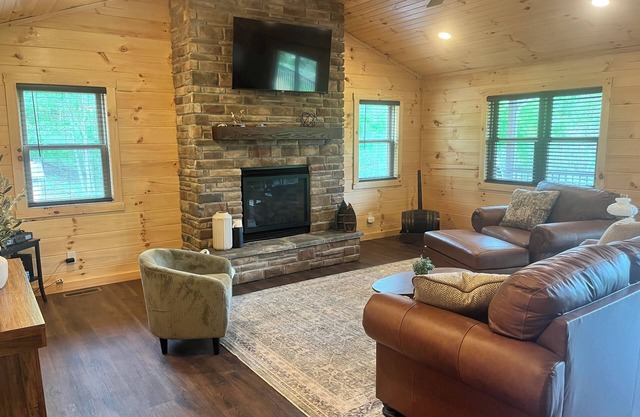 Your lake escape: On Point, ½ mile from Reynolds Road boat ramp and adventures.