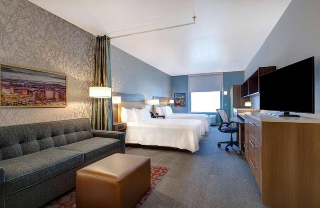 Your Oasis on the Strip! 2 Relaxing Units, Outdoor Pool, Free Breakfast!