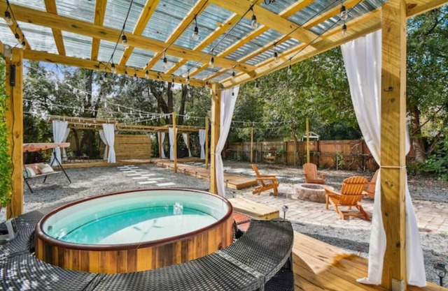 YOUR OWN HOTTUB, close to Jags 🏟, spectacular yard, immaculate, pets ok