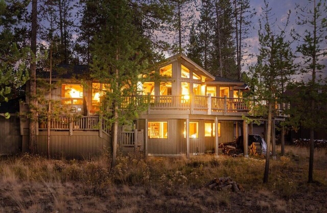 Your Own Sunriver Lodge on the Edge of the Forest - A/C -10 SHARC Passes!