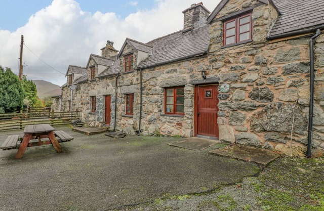 YSGUBOR, pet friendly, character holiday cottage in Dolgellau