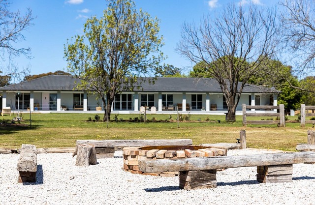 Yurali House - 5 bedroom home with beautiful views of Mt Frome.