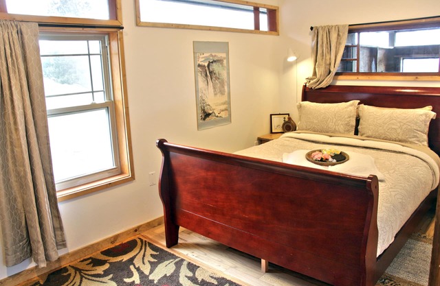 Zen Loft with gorgeous views close to Ashland and Medford