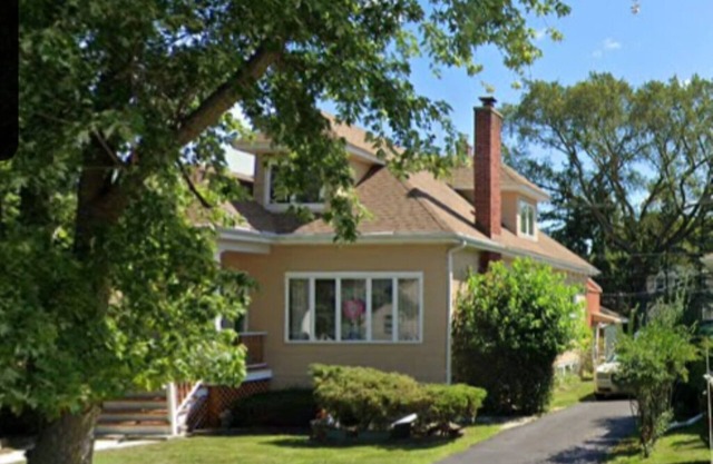 Zoo Holiday Retreat beautiful home with parking, near train into Chicago.