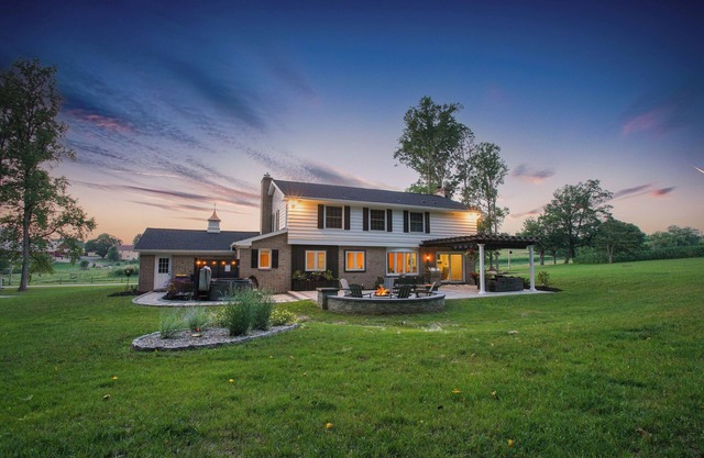 Zook Manor | HOT TUB, Game Room + Fire Pit!