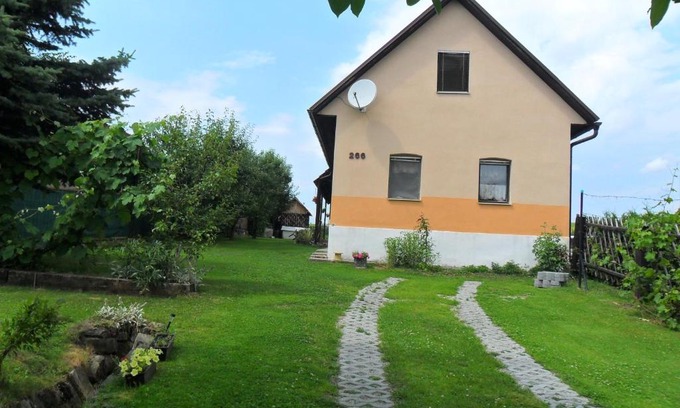 Sklene House | Útulná chalupa za potokom Sklené