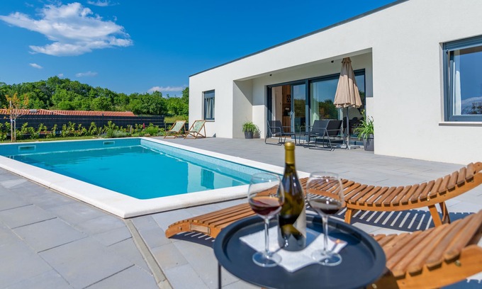 Sveta Nedelja Villa | Üppige Villa: Pool & Eingezäunter Garten