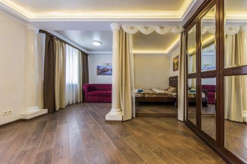 Kyiv Apartment | Апартаменти в центрі з видом на костел