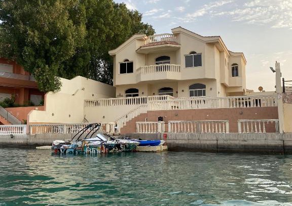 Al Kura House | شاليه بإطلالة بحرية مميزة