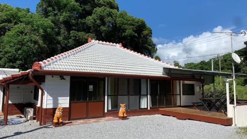 Nago House | 広い畳間と外には広いウッドデッキCondominium和風邸Yanbaru