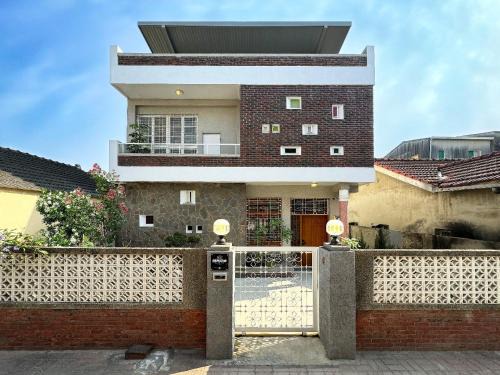 Old Town House | 朗香洋房 台南安平民宿2-12人包棟