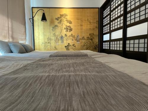 Dogo Hot Spring Apartment | 源泉かけ流しの一棟貸し温泉宿The Feet Dogo築70年日本文化的道後温泉徒歩6分大正ロマンの調度品テレビ無しで家族団らん