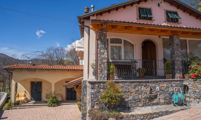 Varese Ligure Apartment | 027- Agriturismo Il Boschetto - Camera Matrimoniale PISCINA Pace e Natura