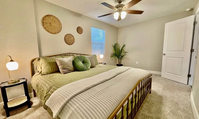 Dixieland Apartment | 1/1 Full kitchen - Pet Friendly - Washer/Dryer