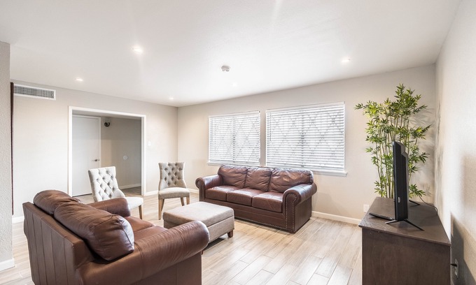 El Paso House | ★ 1-10-Sunland, WEST, Great for families & long stays, Pet friendly ★