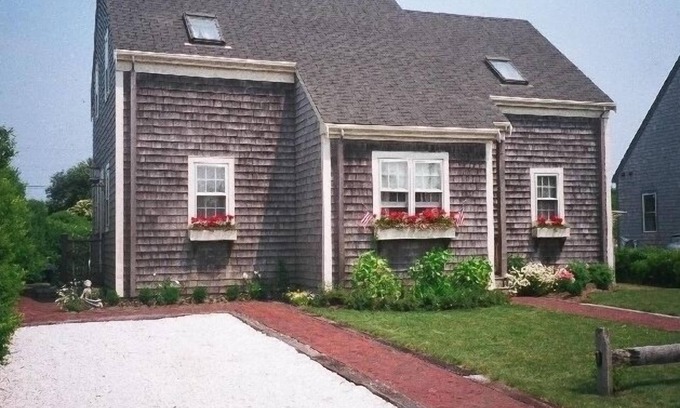 Siasconset House | 1/2 mile walk to beach, Sconset market, and great restaurants! Outdoor shower!