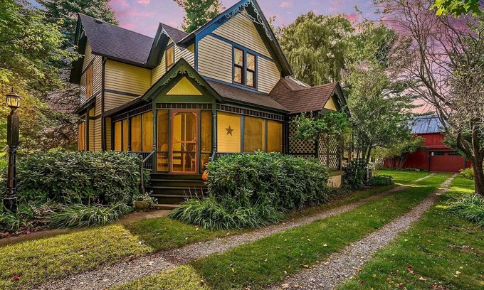 Glenn House | 1-acre oasis near Saugatuck, wineries, beaches, shops, stunning yard & sunset!