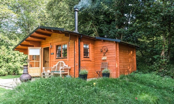 Carluke House | 1-Bed Cabin 2 adults Wood Burning Hot Tub & Fire