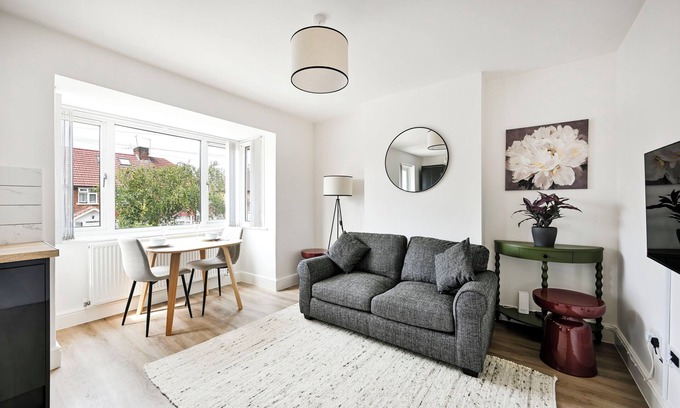 Burnt Oak Apartment | 1-Bed Near Shops & Transport