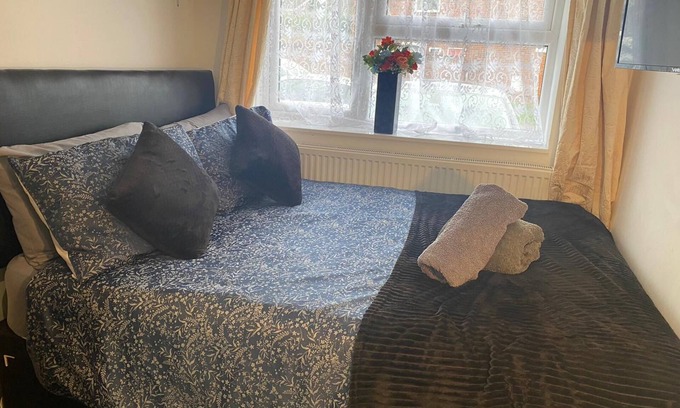 Coventry Apartment | 1 bed Studio - Sleeps 2 - Free Parking