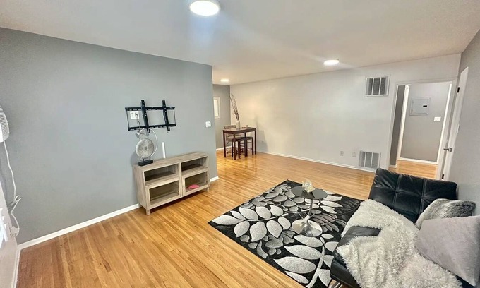 La Brea Apartment | 1-bedroom 1 bathroom apartment in awesome, safe, quiet