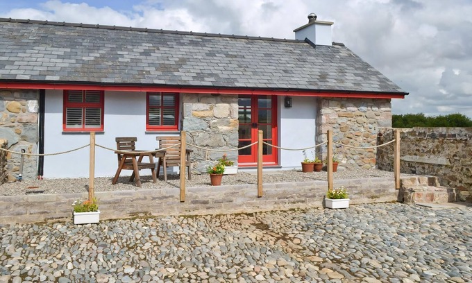 Llandwrog Cottage | 1 bedroom accommodation in Llandwrog, near Caernarfon