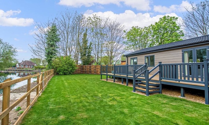 Hoddesdon Ski Chalet | 1 bedroom accommodation in Hoddesdon
