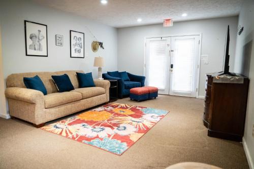 Pilot Mountain Apartment | 1-bedroom apartment, sleeps 4, in lovely Pilot Mountain-walk to Main st! Unit 2