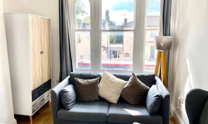 Mile End Apartment | 1 Bedroom Apartment 3 mins walk Mile End Station