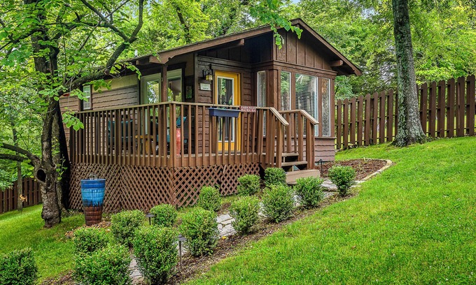Eureka Springs Historic District Cabin | 1 Bedroom Cabin In The Woods, Covered Porch, Jacuzzi, Kitchen & Hot Tub.