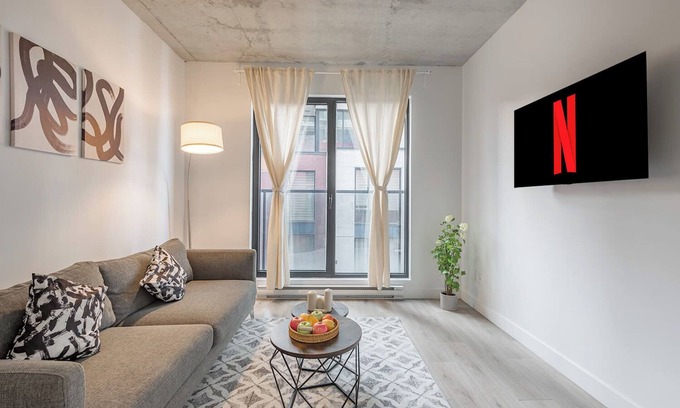 Cite Multimedia Apartment | 1 bedroom old port- F1 Weekend