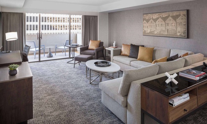 Financial District Hotel | 1-Bedroom Suite at a 4⭐️ Hotel