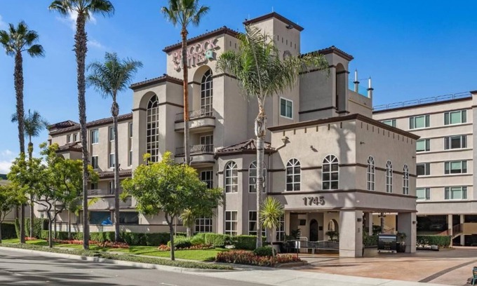 Southeast Anaheim Apartment | 1 Bedroom Suite @ Peacock Suites April 5th - 12th. Enjoy Disney land!