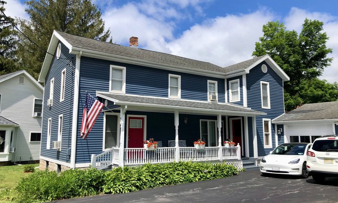 Hamilton House | 1 Block Away from The Village - Walking distance to Colgate