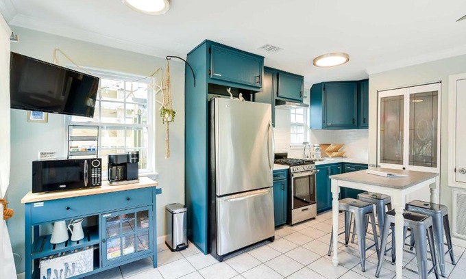 Galveston House | 1 Block to Beach Galveston Coastal Cottage