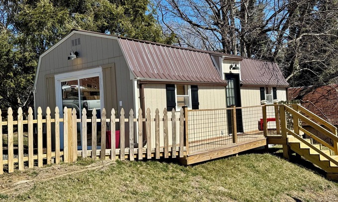 West Jefferson Cottage | 1 BR/1 BA - Walk to the park, restaurants, breweries & shops in town!