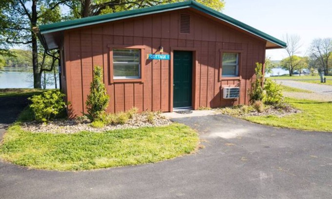 Cadiz Cottage | 1 BR 1 Bath Lakeside Cottage Retreat