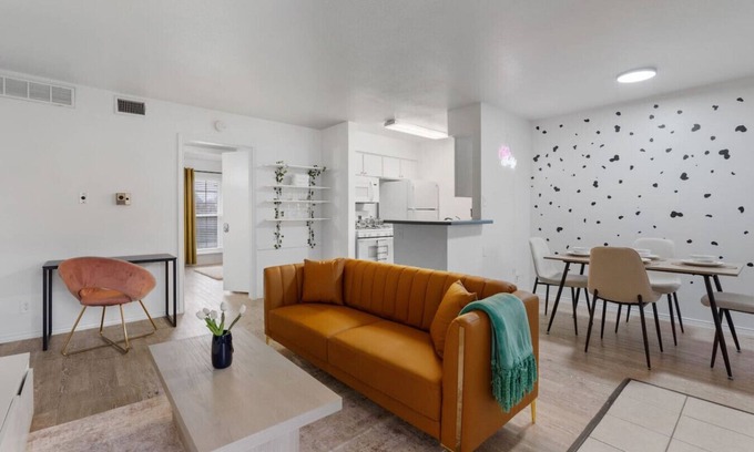 West Campus Apartment | 1 Br Apt Next 2 Downtown - Cozy!