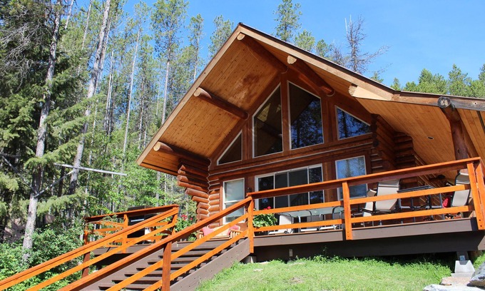 West Glacier Apartment | 1 BR+ Loft, Log Cabin With Lakeview, Sleeps 4, 5 mins to Glacier