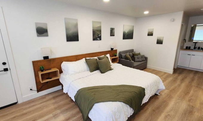 Andrews Apartment | #1 Hygge Hus Hotel – King Suite -Connectable - with WiFi, AC in charming Andrews