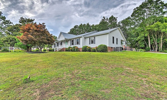Lillington House | 1 Mi to Cape Fear River: Pet-Friendly Retreat