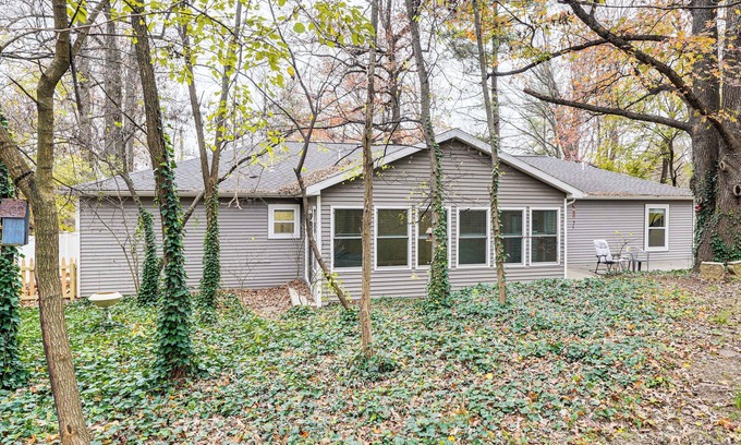 Newburgh House | 1 Mi to Dtwn Newburgh: Quiet Home w/Yard!