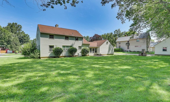 Salem Apartment | 1 Mi to Dtwn Salem: Apt w/Shared Yard!