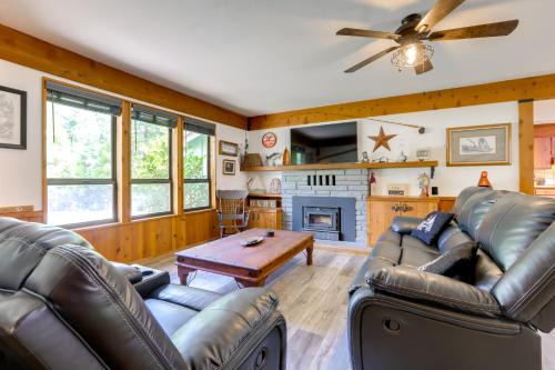 Placerville House | 1 Mi to Lake Hot Tub Haven in Pollock Pines!