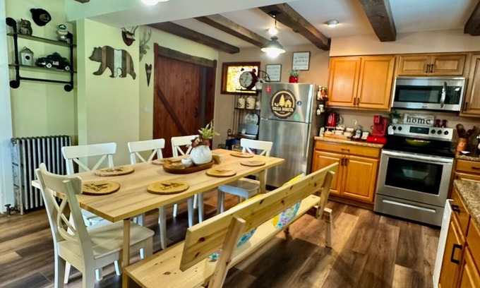 Mount Pocono House | 1 minute driving away from casino. pet’s friendly, close to everything