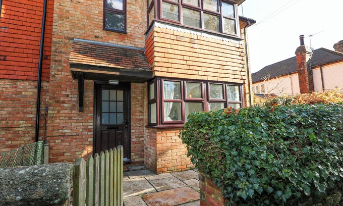 Kirdford Cottage | 1 STONEWALL COTTAGES, pet friendly, with a garden in Kirdford